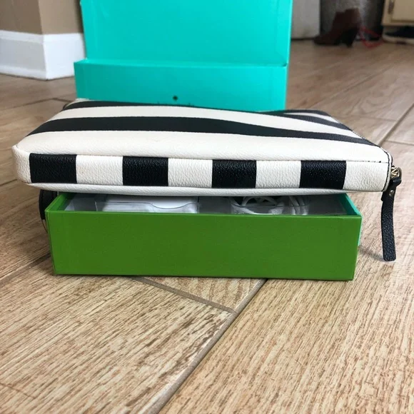 Kate Spade/Everpurse Phone Charging wristlet - Picture 4 of 9